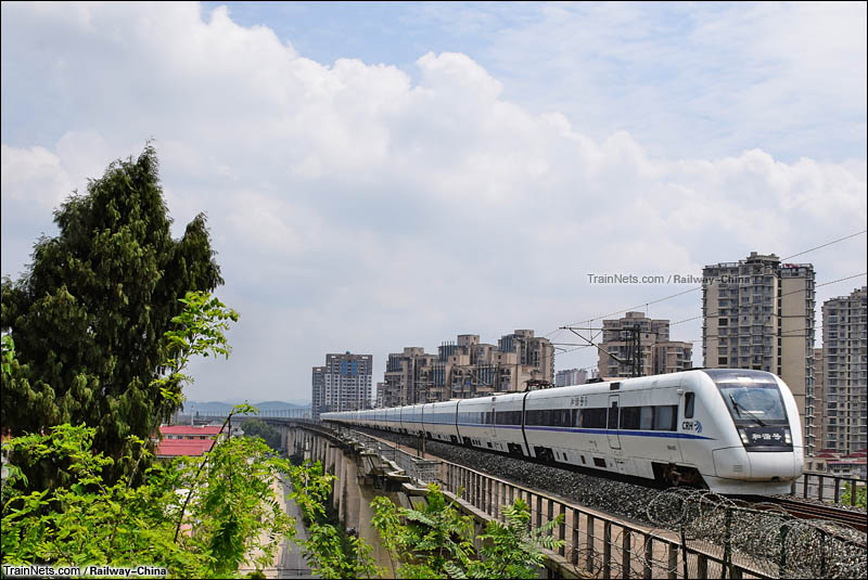 2016年4月11日。达成线下行。D5175次（广安南-成都东）通过遂宁市涪江大桥。（图/Railway-China ）