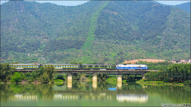 2016年3月。广茂铁路。DF11牵引客车K1206次（昆明-深圳东）刚刚出水坑站。（图/广铁德段）