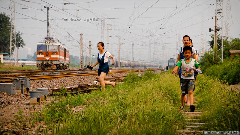 2015年7月11日。盛夏傍晚，孩子们在石景山南站玩耍。（图/火车掠过）