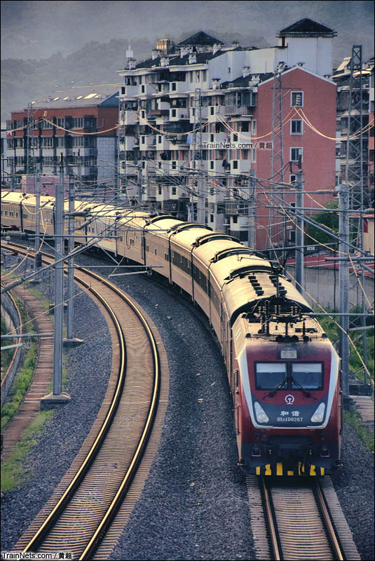 2016年4月27日。残阳下T305次(乌鲁木齐南-福州)奔向最后一站福州。(图/黄超)