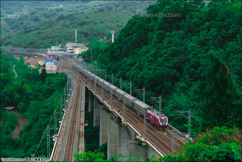 2016年5月4日。宜万铁路晚班直特群的领队——武局南段HXD1D0015号机车牵引的Z258次列车（重庆北-上海南）全速跨越巴东站，进入宜万铁路高阳寨隧道。（图/罗锐）