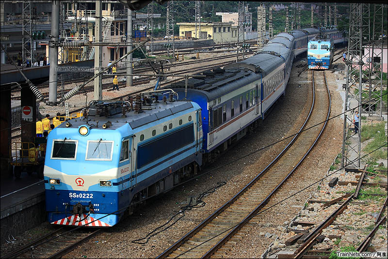 2008年10月25日。广州站。T37次（桂林-深圳）到达广州站9道。（图/阿准）