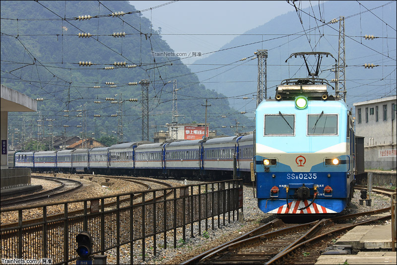 2010年8月9日。韶八牵引怀化-长沙特快进入安化站。该车是个少有的“益街坊”（划算）列车，全列除餐车外使用25Z客车，硬座票价。（图/阿准）