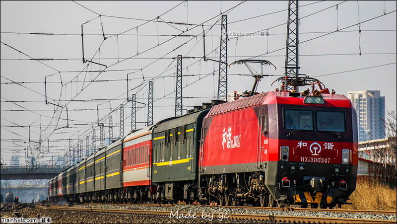 2016年初。HXD3D牵引2261次（天津-乌兰浩特）通过天津站四号楼。（图/益虫）