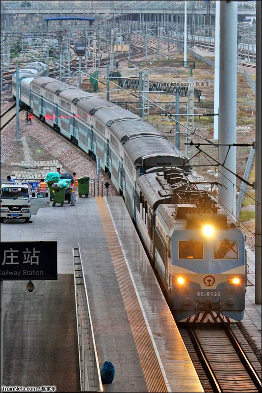 2014年7月23日。北京机务段北京西车间韶山8型牵引T5681次（秦皇岛-石家庄）到达石家庄。（图/赵家乐）