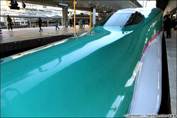 2012年2月。日本东京站。E5系新干线列车。长达15米的车鼻。（图/火车仔）