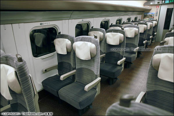 2012年2月。日本。E5系新干线列车，普通客室。（图/火车仔）