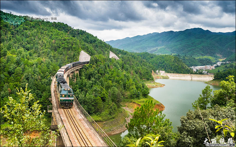 2015年8月。昆玉线，莲池-大古城区间，双机HXN5牵引货列。（图/耿超）