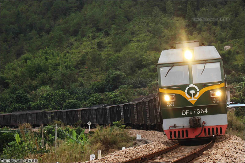 2015年12月6日下午。漳龙线。被车迷们称为“龙川逼”的DF4B-7364号牵引44502次前往松口站。(图/后知后觉)