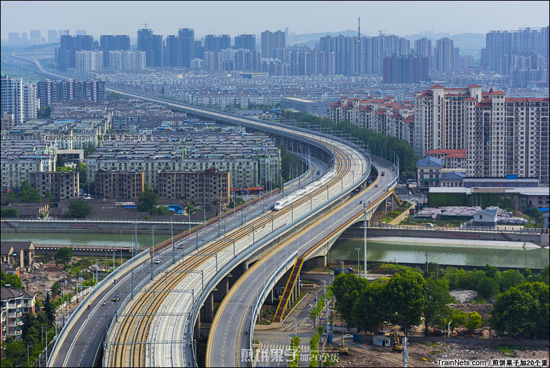 2016年5月1日。安徽芜湖。宁安高铁D5605次（南京南-安庆）通过仓津桥。（图/煎饼果子加20个蛋）