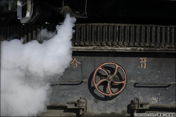 新疆哈密，三道岭露天矿。仍在使用的“老古董”蒸汽吊车。（图/西直门折返段）