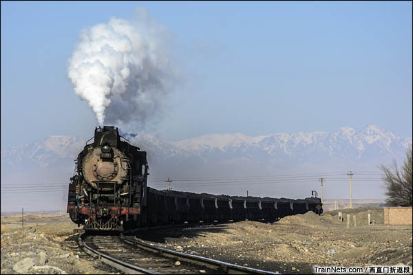 新疆哈密，三道岭露天矿。天山山脉下的蒸汽机车。（图/西直门折返段）