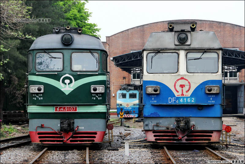 2016年4月9日。广州机务段。躲在东风4背后的韶山8。（图/香港总督）