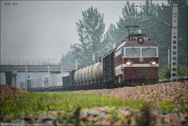 2016年7月16日。漯阜铁路，SS6B牵引货列通过周口-项城区间。（图/阿文）