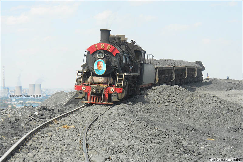 2016年6月8日。阜新矿务局的上游朱德号牵引作业完毕的自翻车下矸石山。（图/范庚辰）
