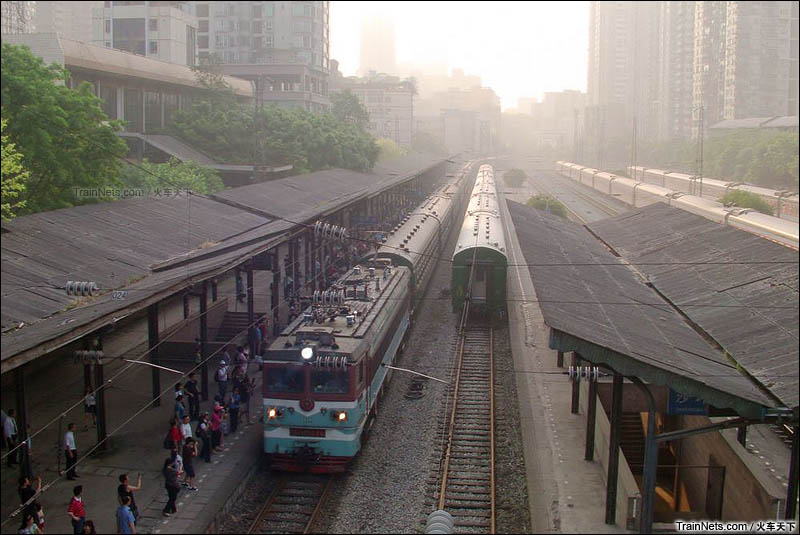 2011年5月8日。重庆沙坪坝火车站改造前最后一趟在该站办理客运业务的列车5608次，此车2013年底停运。（图/火车天下）