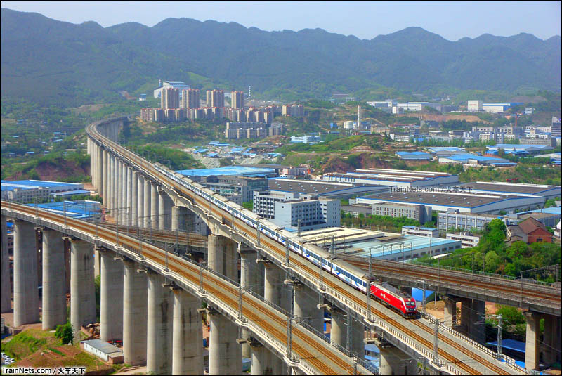 2015年4月。Z50次（成都-北京西）通过兰渝井口嘉陵江特大桥陆地部分。（图/火车天下）