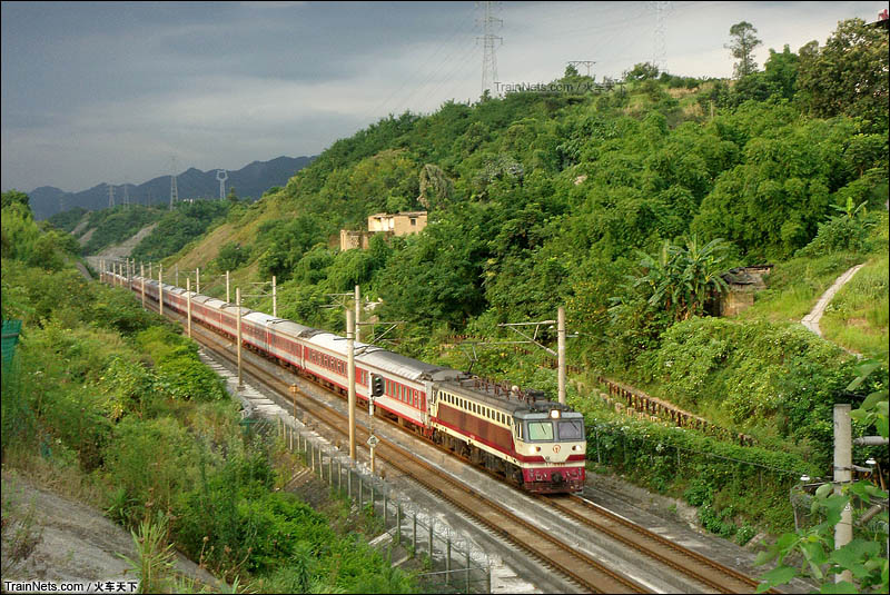 2014年7月。K577次（长沙-成都东）运行在遂渝线141线路所至蔡家车站区间，当时远处天空已经乌云密布，近处依然还有太阳光。（图/火车天下）