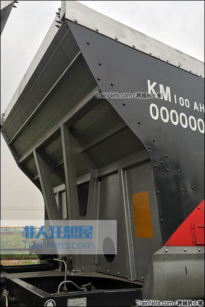 KM100AH型重煤炭漏斗车。（图/跨越的小猪）