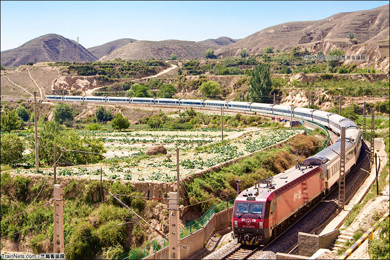 2016年6月16日。全白Z151次（北京西-西宁）即将进入兰州。（图/陇海特快车）