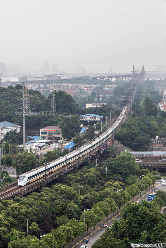 2016年7月3日。临客D9489次（徐州-上海）驶下南京长江大桥。（图/汪思骐）
