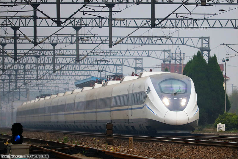 2016年4月2日。京沪线吕城火车站。由新CRH2E担当D321次（北京南-上海）通过吕城站。（图/星汉灿烂皓月千里）