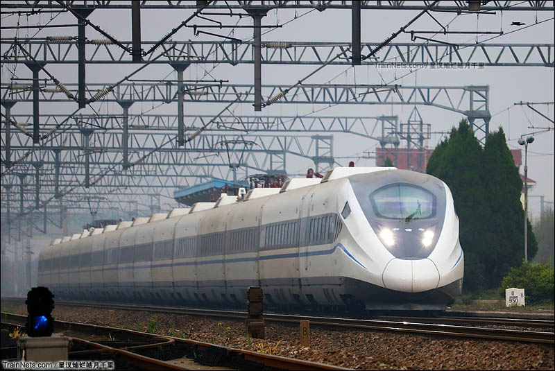 2016年4月2日。京沪线吕城火车站。由新CRH2E担当D321次(北京南-上海)通过吕城站。(图/星汉灿烂皓月千里)