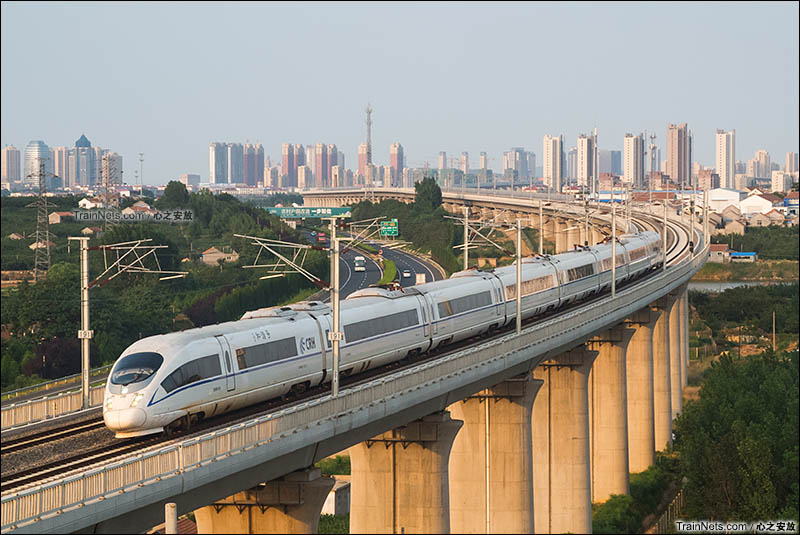 2016年6月。CRH380BL型动车组即将驶入青荣城际烟台南站。（图/心之安放）