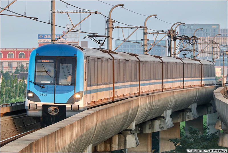 2016年。上海地铁8号线浦江镇站，一列开往市光路方向的8号线AC07型列车即将进站。（图/赵特特爱轨交）