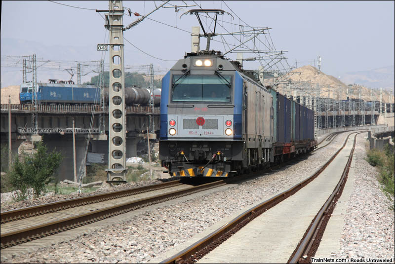 2016年6月21日。HXD2与HXD1正午的邂逅。（图/Roads Untraveled）