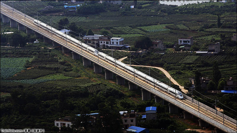 2016年7月24日。成渝客专。重联CRH380D担任G8539次往重庆北方向即将进入龙泉山隧道。（图/罗勇）