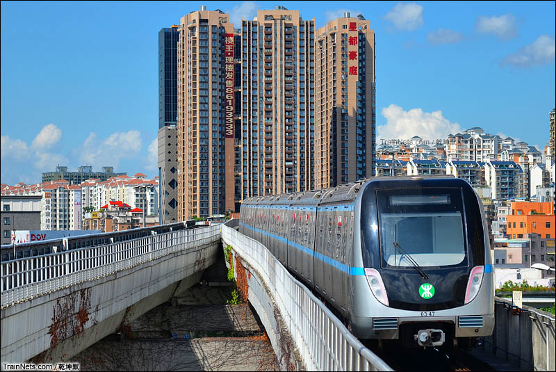 2016年6月20日。深圳地铁龙岗线，浦镇厂列车驶入大芬站。（图/乾坤默）
