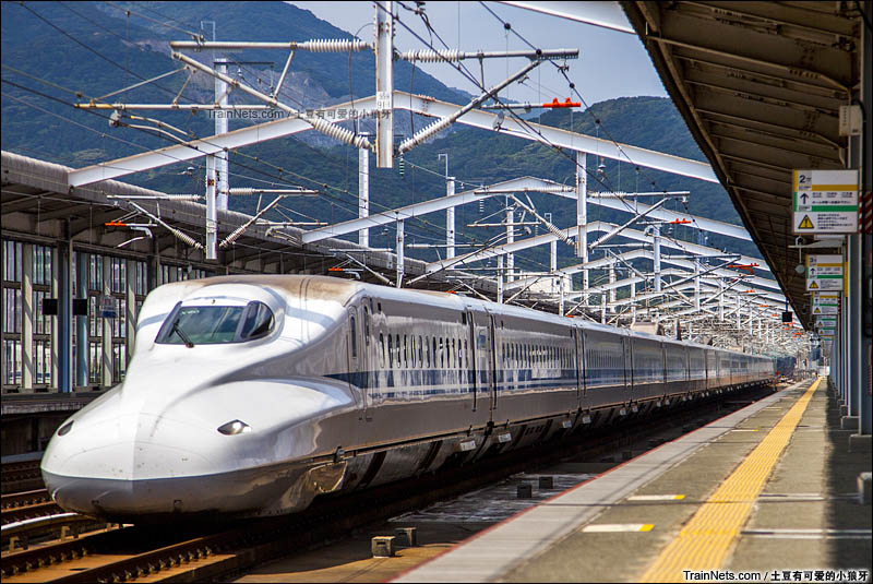2016年8月9日。日本山阳新干线。N700系担当17A次高速通过新下关站。（图/土豆有可爱的小狼牙）
