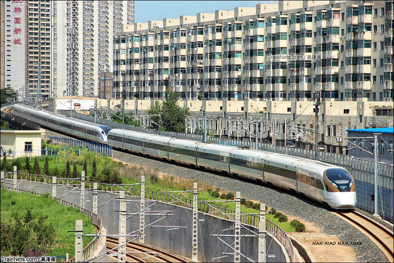 2016年8月15日。沈阳老道口桥。中国标准动车组CRH-0503“金凤凰”、CRH-0207“蓝海豚”重连行驶通过沈阳老道口,前往沈阳站。(图/吴泽南)