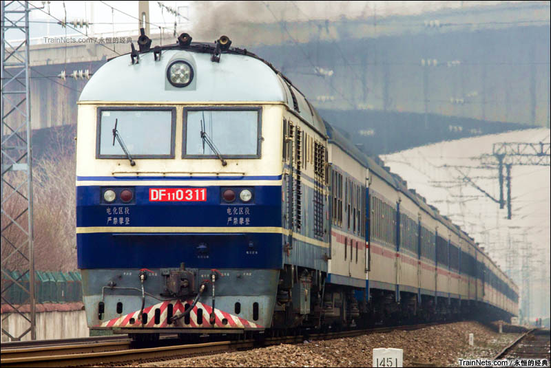 2013年2月。DF11牵引T148次（北京-南昌）加速通过南昌南站。（图/永恒的经典）