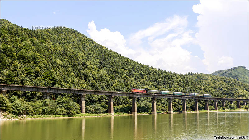 2016年7月31日。怀化机务段东风4型客运机车牵引7270次（塘豹-怀化）普通旅客列车行驶在渠江边。（图/赵家乐）