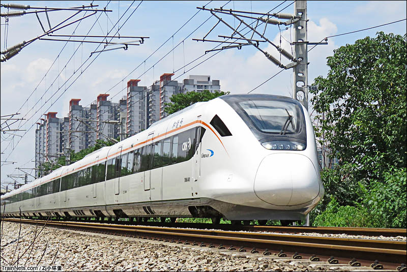 2016年7月。广州珠江大桥脚。由CRH6A担任的广佛肇城际C6856次（肇庆-广州）列车即将通过珠江大桥进入广州城区。（图/Zj小坏蛋）
