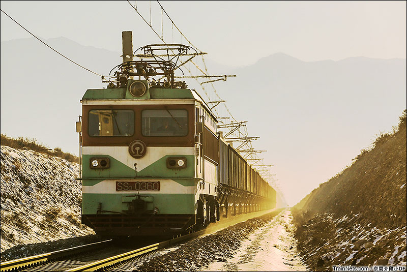 2016年1月。披着夕阳驶出祁连山的SS3货车，360号SS3可能是嘉峪关机务段最后一台下线的SS3。（图/京局介段小DF）