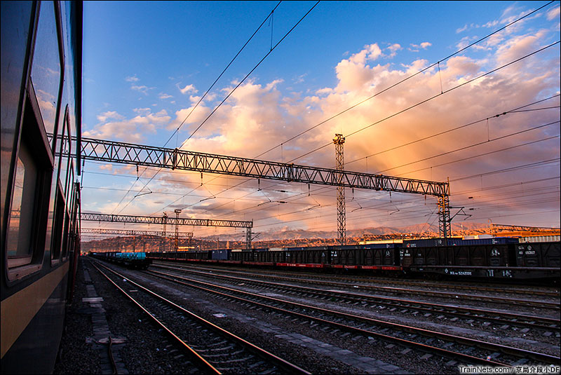 2016年1月。朝阳洒在嘉峪关站。7529次列车准备发车。（图/京局介段小DF）
