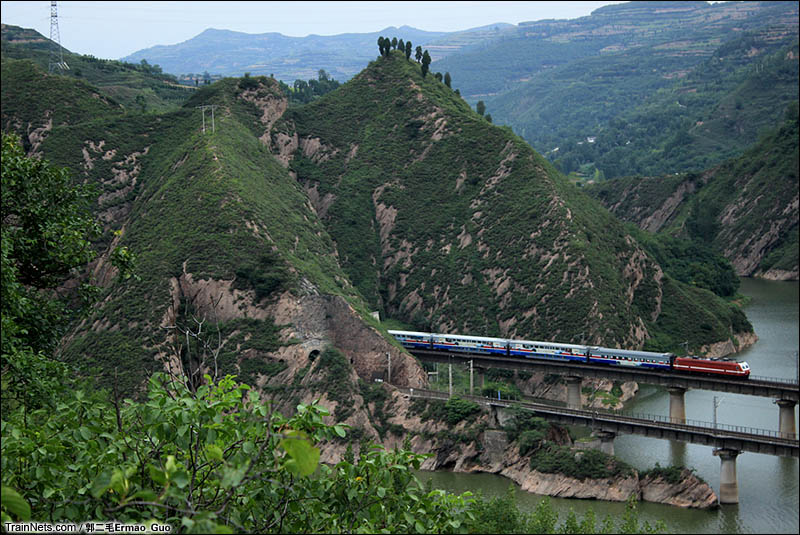2016年7月初。兰局良心车“天水号”T3102次（天水-西安）驶出林家村隧道。（图/郭二毛Ermao_Guo）