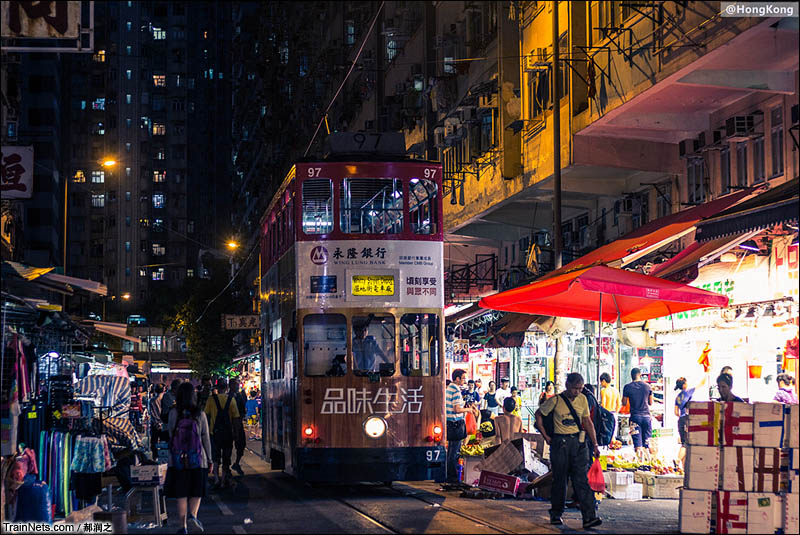 2016年7月。香港岛北角春秧街，一辆电车穿行在马路市场中。（图/郝润之） 