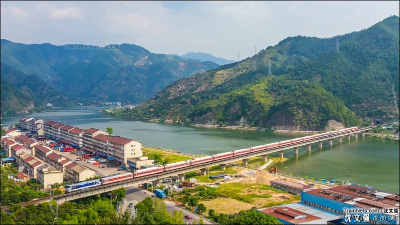 7，2016年8月25日。金温白兰瓜牵引珍贵的全红K102次（温州-北京）驶过金温货线大溪大桥，准备进丽水站。（图/沈文强）