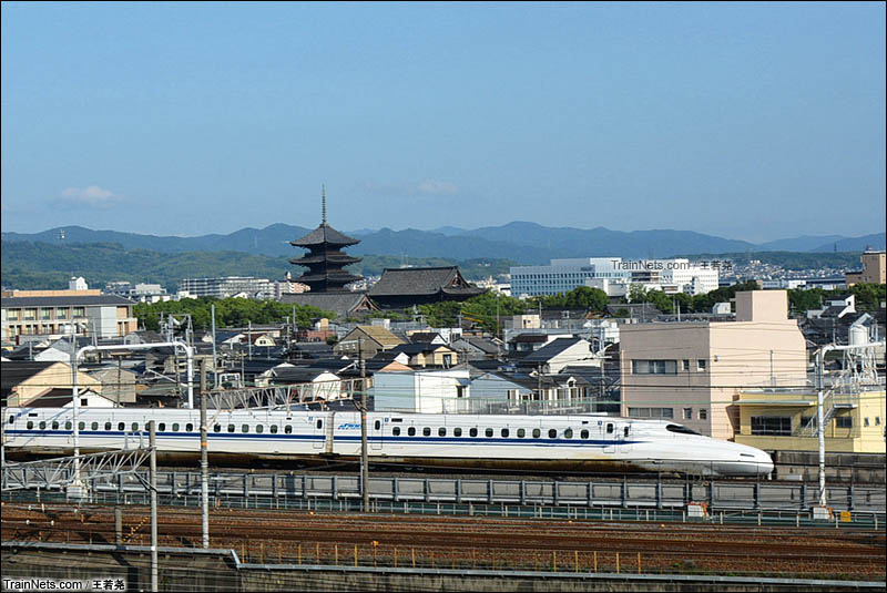 2016年6月23日。日本京都铁道博物馆展望台。现代化的新干线N700系列车从古朴的寺庙前驶过。（图/王若尧）