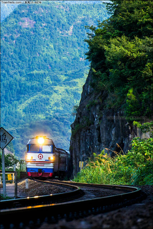 2015年07月30日。金温线上的K1398次（太原-温州）列车通过五里亭区间。（图/东风11-0276）
