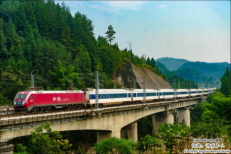 2016年9月。Z3次（北京西-重庆北）全速通过宜万铁路恩施鲁竹坝，本务武局南段HXD1D-0259，列车当天由于是15编组欠编状态，因此成为了难得一见的全列白皮车。（图/罗锐）