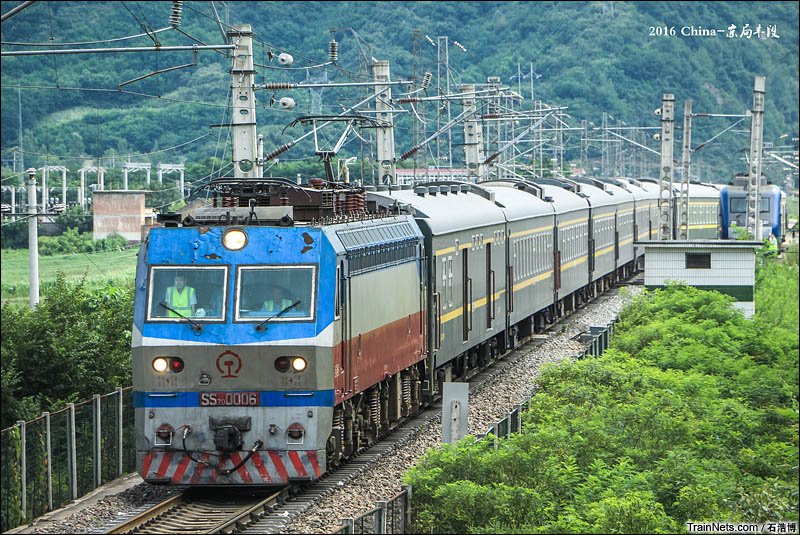 2016年7月30日。宝成铁路秦岭站，客车K548次（海口-郑州）办理完补机摘挂作业后发车。（图/石浩博）