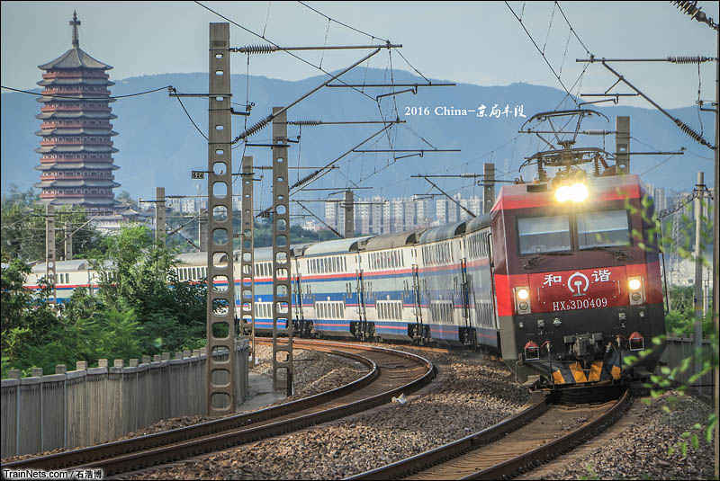 2016年9月10日。津宝双层T55次（天津-宝鸡）通过西长线25KM处弯道，远处的永定塔与火车的融合恰到好处。（图/石浩博）