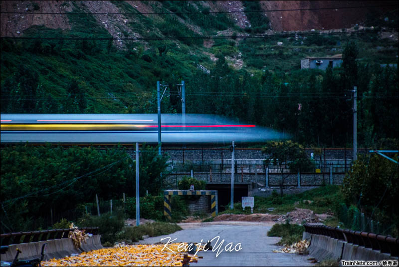 2016年9月18日傍晚。CRH380A高速通过党家庄铁路枢纽济沪联络线，狭长的外形拉出光影，显示出势不可挡的气势。（图/姚秀谦）