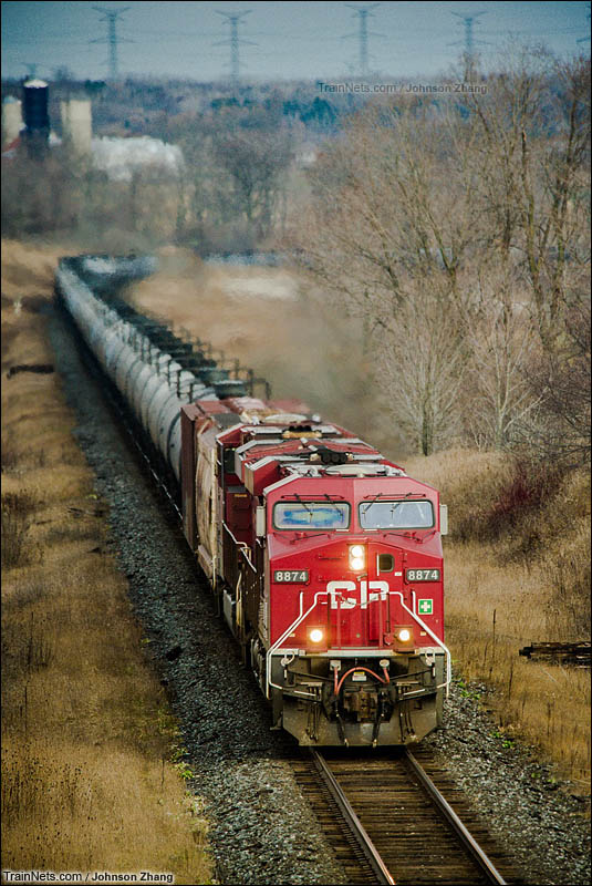 2015年12月24日。CP-8874（GE ES44AC型）内燃机车牵引CP551次西行油列通过牛顿山谷（Newtonwille）高速向多伦多车场行驶。（图/Johnson Zhang）