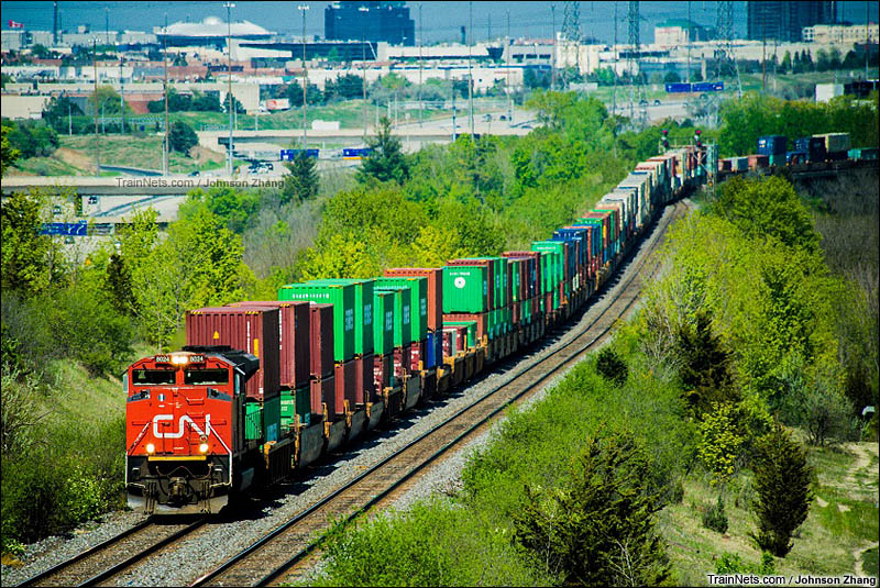 2016年5月23日。CN-8024（GMD SD70M-2型）内燃机车牵引CN Q149次集装箱货列通过CN Halton（何顿段）mile 4.5里程碑往西向芝加哥行进。（图/Johnson Zhang） 